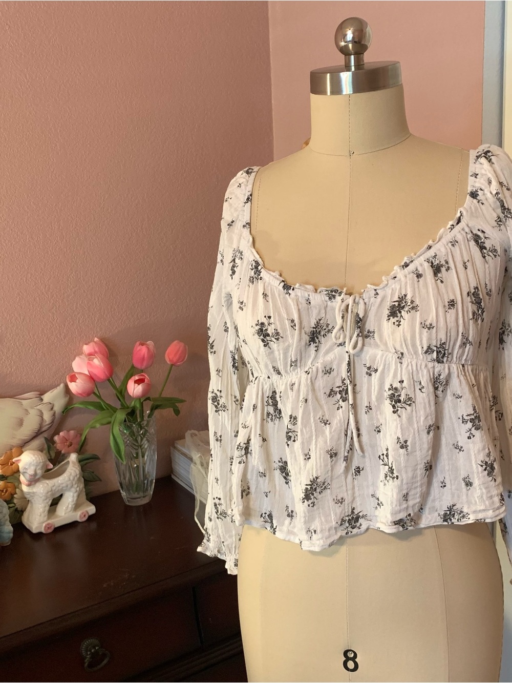 AMERICAN EAGLE OUTFITTERS Black and White Floral Peasant Blouse